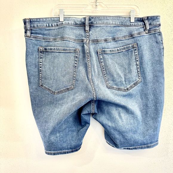 Lane‎ Bryant Flex Magic Waistband Mid Rise Girlfriend Bermuda Shorts, 24 Plus - Picture 7 of 8